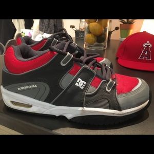 Men’s size 11 skater style sneaks